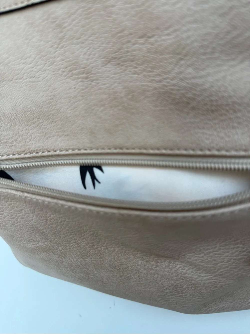 NWT Handbag Republic Studded Bow Tote Bag Beige Vegan Leather Bird Print Lining